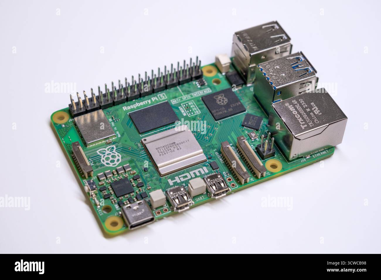 Istanbul, Turchia - 16 novembre 2023: Raspberry Pi 5 isolato su sfondo bianco isolato. Computer a scheda singola - SBC. Costruito al computer Foto Stock