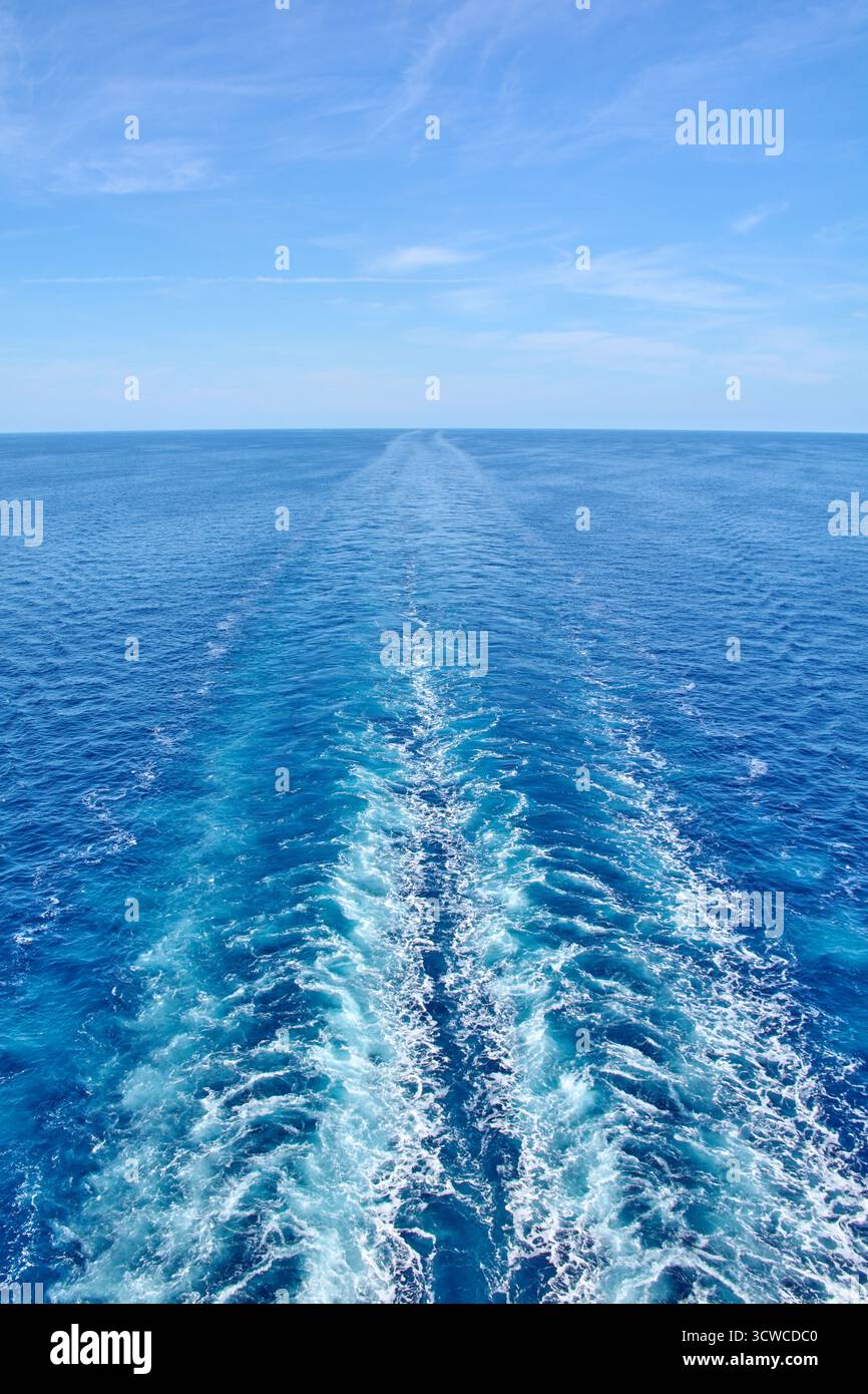 Le tracce di una nave da crociera sulla superficie del mare in una giornata limpida. Un'immagine che evoca concetti di viaggio, vacanza ed esplorazione marittima. Foto Stock