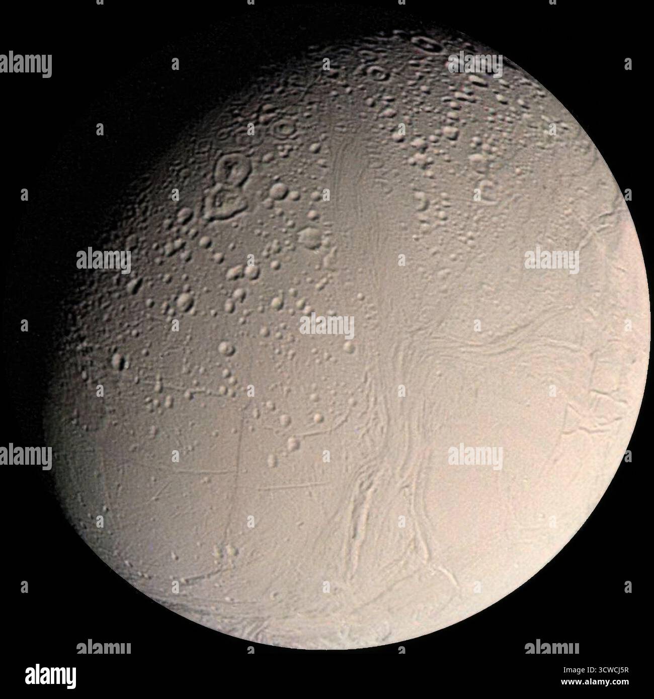 Voyager 2 Color Image of Encelado, Almost Full Disk - Encelado è la sesta luna più grande di Saturno e la diciottesima più grande del sistema solare Foto Stock