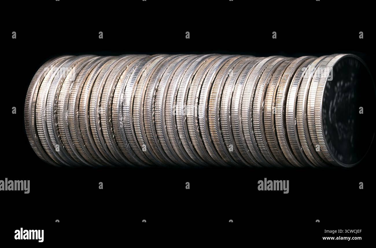 Fila di monete d'argento, affiancate, dall'alto, su sfondo nero. Monete d'argento circolanti, con bordi a lamelle, ciascuna di un'oncia troy. Foto Stock