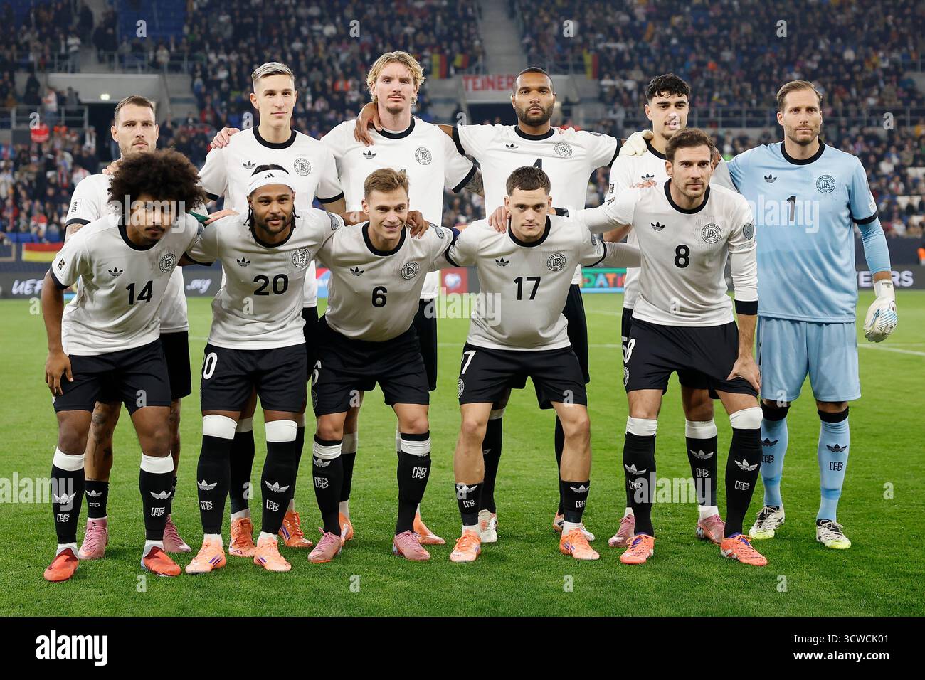 v.l.n.r.: Vordere Reihe, Karim Adeyemi (Deutschland, 14), Serge Gnabry (Deutschland, 20), Joshua Kimmich (Deutschland, 6), Florian Wirtz (Deutschland, 17), Leon Goretzka (Deutschland, 8), Hintere Reihe: David Raum (Deutschland, 22), Nico Schlotterbeck (Deutschland, 15), Nick Woltemade (Deutschland, 11), Jonathan Tah (Deutschland, 4), Aleksandar Pavlovic (Deutschland, 5) und Torwart Oliver Baumann (Deutschland, 1), 10.10.2025, Fussball, UEFA-Qualifikation zur FIFA Fussball-Weltmeisterschaft 26, Deutschland - Luxemburg, GER, Sinsheim, PreZero Arena. Foto Stock