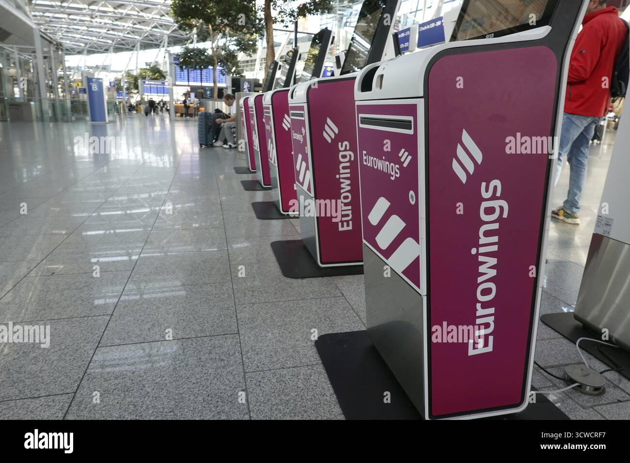 Check-in Eurowings self-service presso l'aeroporto di Duesseldorf, Renania settentrionale-Vestfalia, Germania Foto Stock