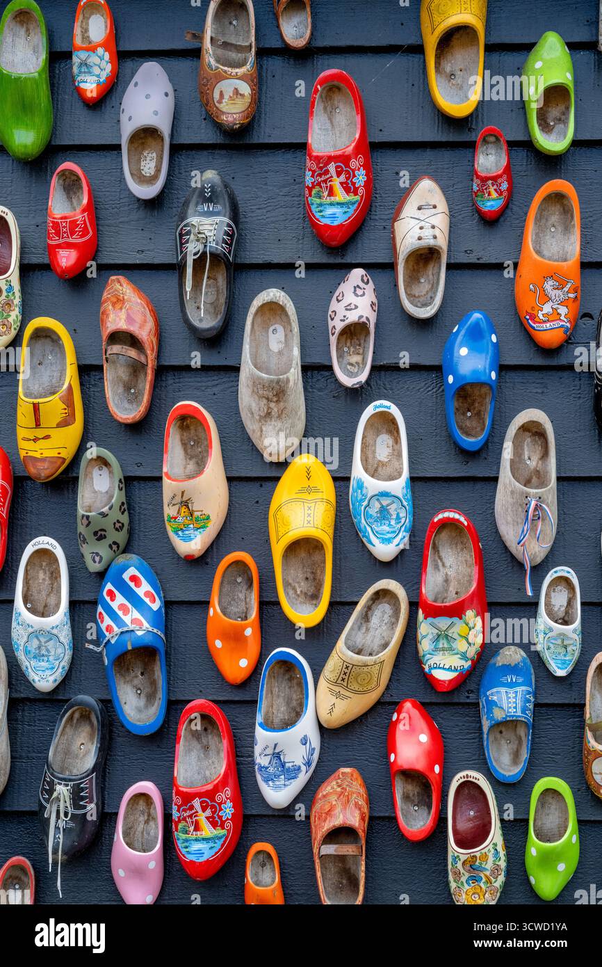 Zoccoli colorati in legno su una parete a Zaanse Schans, Paesi Bassi: Calzature e artigianato tradizionali olandesi, iconica cultura olandese Foto Stock
