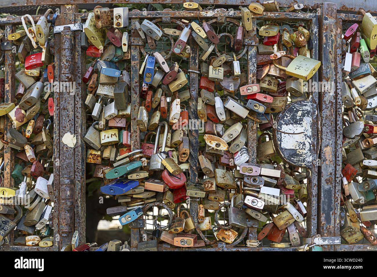 Lucchetti colorati su una griglia metallica, che rappresentano ricordi e messaggi personali, bassa Austria Austria Austria Foto Stock