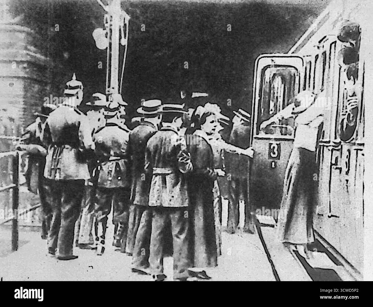 Dal numero di ottobre 1914 di le Miroir, un'immagine in bianco e nero mostra nuove reclute tedesche che salgono su un treno a Berlino. Con l'intensificarsi dello sforzo bellico, anche i ragazzi di sedici anni furono mobilitati per servire nell'esercito tedesco. La fotografia trasmette la portata della coscrizione e l'urgenza che la Germania deve affrontare allo scoppio della prima guerra mondiale. Tali immagini, riprodotte dalla stampa francese, sottolineavano la militarizzazione della società e la tensione del reclutamento sul fronte interno. Foto Stock