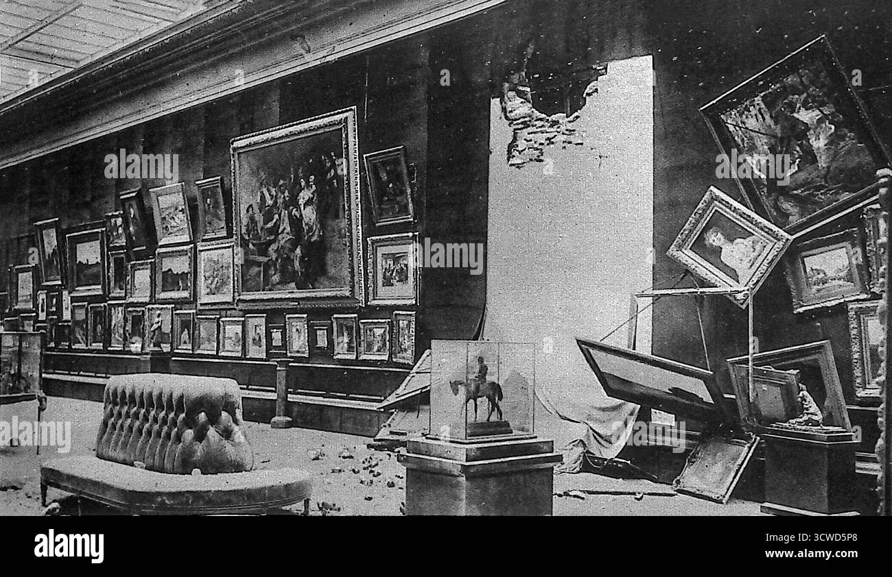 Dall'edizione di ottobre 1914 di le Miroir, un'immagine in bianco e nero mostra la Galerie Vasnier all'interno del museo di Reims danneggiata dai bombardamenti tedeschi. Le opere d'arte e i mobili sono spostati, con frammenti di conchiglia che lasciano fori nelle pareti. Sorprendentemente, una statua di Giovanna d'Arco rimase intatta, simboleggiando la resilienza francese. La fotografia sottolinea la distruzione culturale della prima guerra mondiale e il valore propagandistico di evidenziare gli attacchi al patrimonio nazionale. Foto Stock