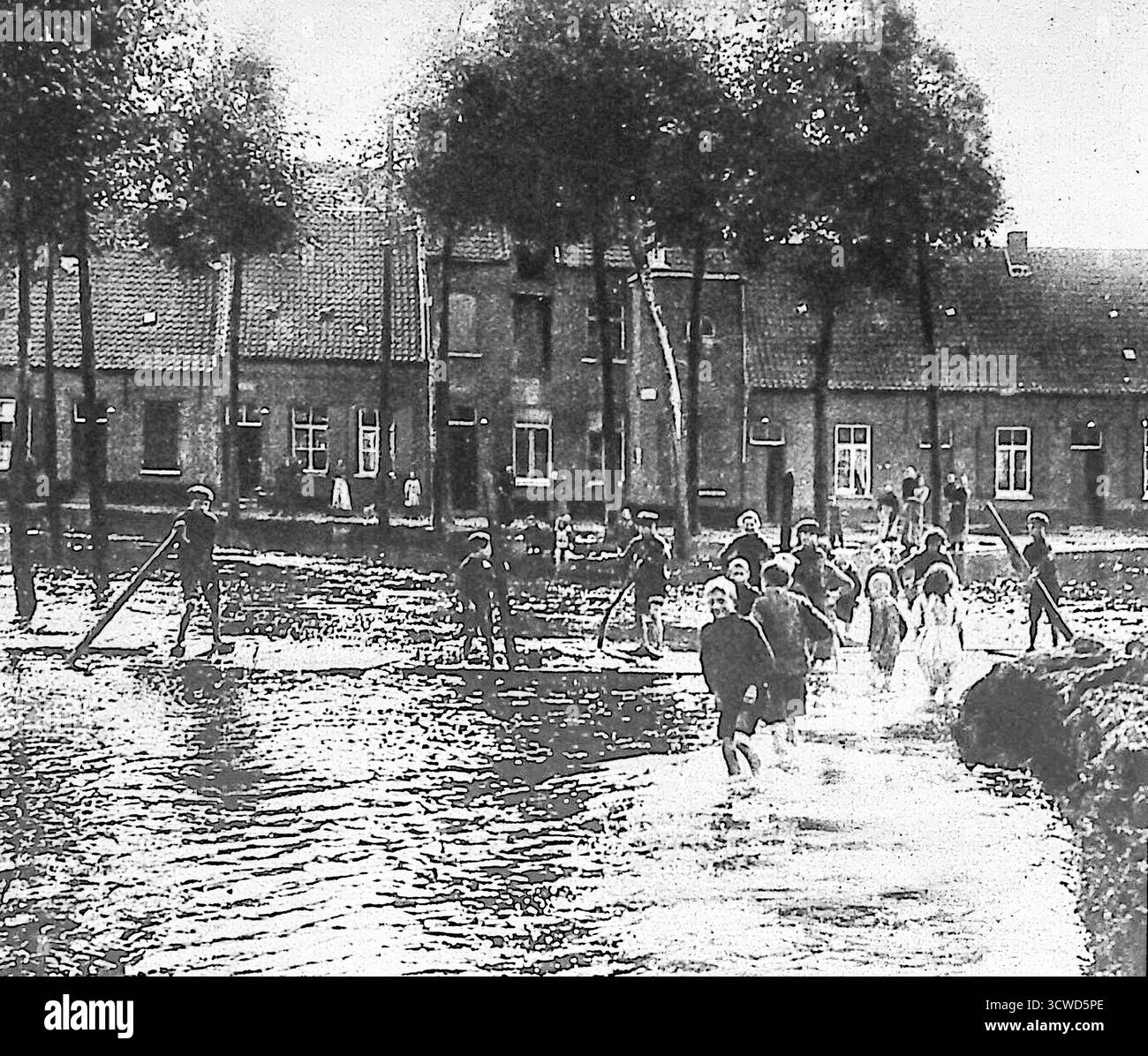 Dall'edizione di le Miroir dell'ottobre 1914, un'immagine in bianco e nero mostra i belgi che deliberatamente inondano un'intera regione vicino ad Anversa per fermare l'avanzata delle forze tedesche. Aprendo canali e corsi d'acqua, crearono un terreno impraticabile, abbattendo l'artiglieria tedesca. Questa strategia, sia eroica che disperata, simboleggiava l'ingegnosità e la determinazione del Belgio a resistere all'invasione durante la prima guerra mondiale, ed è stata ampiamente elogiata dalla propaganda alleata. Foto Stock