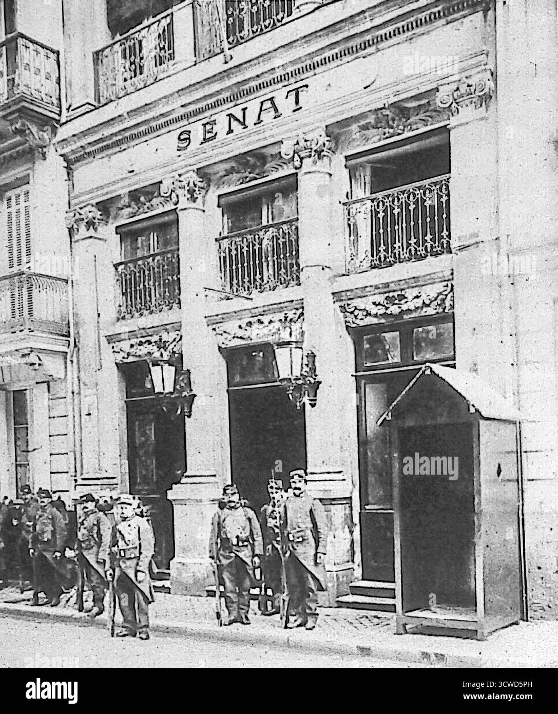 Dal numero di ottobre 1914 di le Miroir, un'immagine in bianco e nero mostra i senatori francesi trasferiti a Bordeaux durante la prima guerra mondiale. L'Théâtre de l'Apollo ospitò temporaneamente il Senato dopo che il governo fuggì da Parigi in risposta all'avanzata tedesca. Questa insolita cornice per la politica nazionale simboleggiava la rottura della guerra e l'adattamento delle istituzioni statali per salvaguardare la continuità. Foto Stock