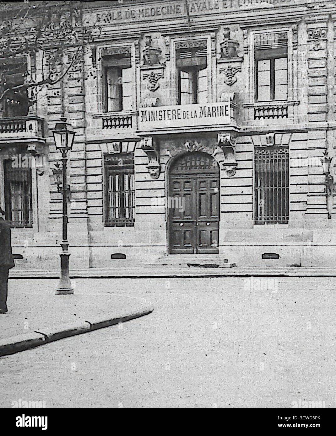 Dall'edizione di ottobre 1914 di le Miroir, un'immagine in bianco e nero mostra il Ministero della Marina temporaneamente istituito presso la Naval and Colonial Medical School di Bordeaux. Mentre gran parte dell'amministrazione centrale rimase a Parigi, gli uffici provinciali ospitarono ministeri sfollati dalla guerra. Questa fotografia illustra gli adeguamenti logistici effettuati dal governo francese quando Bordeaux funse da capitale provvisoria durante l'avanzata tedesca. Foto Stock