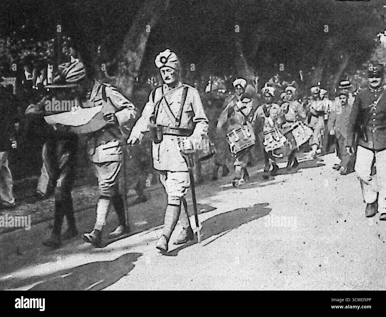 Dall'edizione di ottobre 1914 di le Miroir, un'immagine in bianco e nero mostra le truppe indiane in arrivo a Marsiglia, accolte calorosamente dalla popolazione francese. Questi soldati, parte dell'esercito indiano britannico, furono tra i primi contingenti inviati per rinforzare il fronte occidentale. Il loro arrivo simboleggiava la vasta mobilitazione delle forze imperiali durante la prima guerra mondiale e la scala globale del conflitto Foto Stock