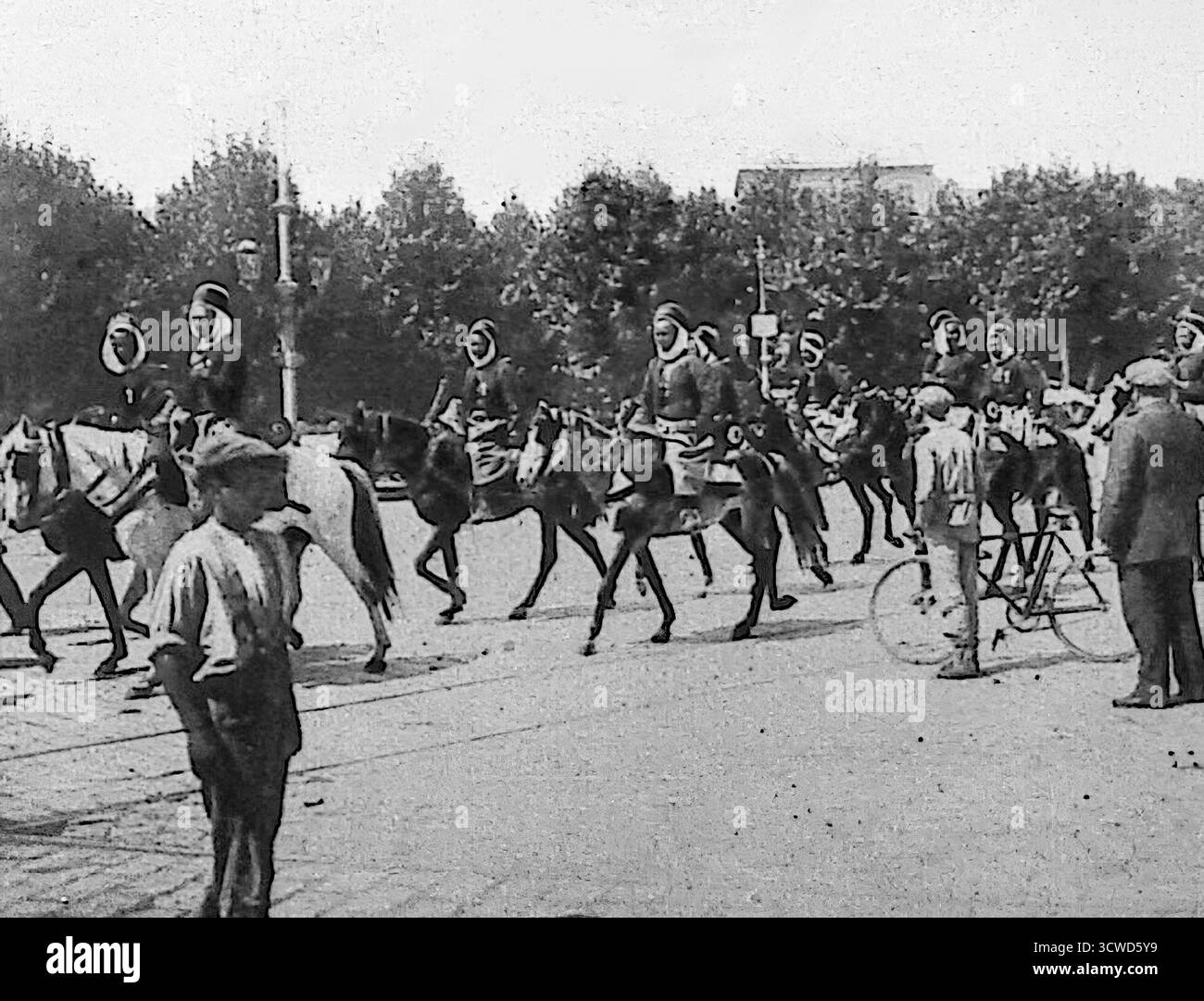 Un'immagine in bianco e nero di le Miroir, ottobre 1914, mostra Spahis senegalese a cavallo dopo l'arrivo in Francia. Queste unità di cavalleria africana, note per il loro coraggio e la loro abilità, furono dispiegate per rinforzare le truppe francesi. La loro presenza simboleggiava il ruolo dei soldati africani nella grande Guerra e il carattere multinazionale dell'esercito francese. Le riviste illustrate francesi hanno sottolineato la loro lealtà e coraggio nella propaganda volta a celebrare il sostegno a livello dell'impero. Foto Stock