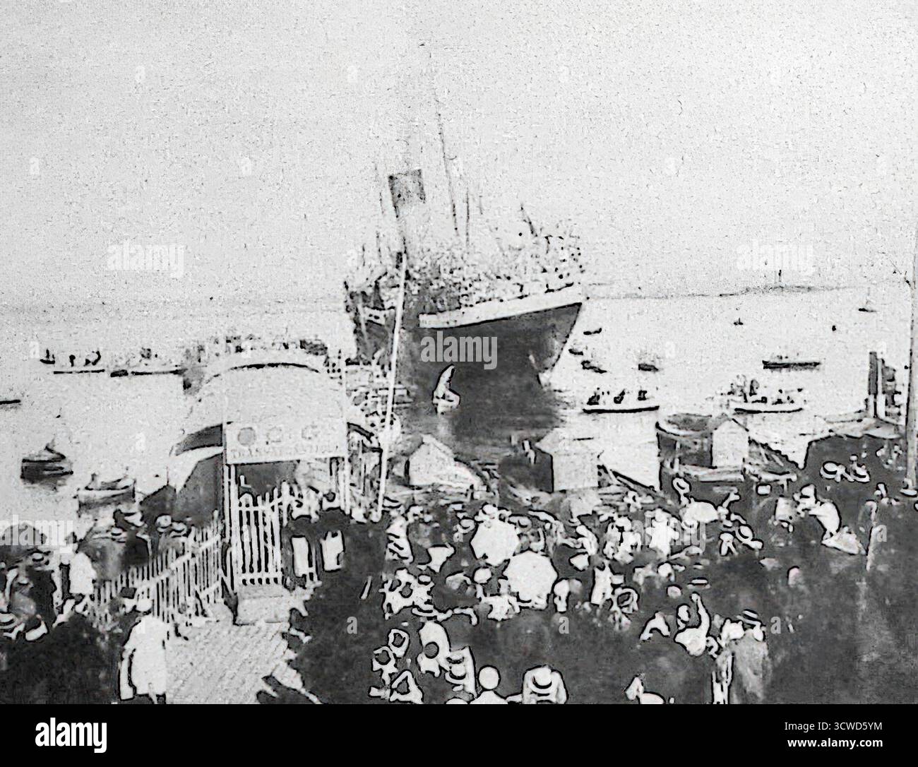 Dall'edizione di ottobre 1914 di le Miroir, un'immagine in bianco e nero mostra le truppe nordafricane in partenza da Algeri per il fronte occidentale. Soldati provenienti da Algeria, Tunisia e Marocco furono mobilitati per combattere per la Francia. La fotografia di imbarco illustra la dipendenza della Francia dalla manodopera coloniale durante la prima guerra mondiale ed è stata ampiamente utilizzata come propaganda per sottolineare l'unità dell'impero e la diversità dei soldati che contribuiscono allo sforzo bellico. Foto Stock