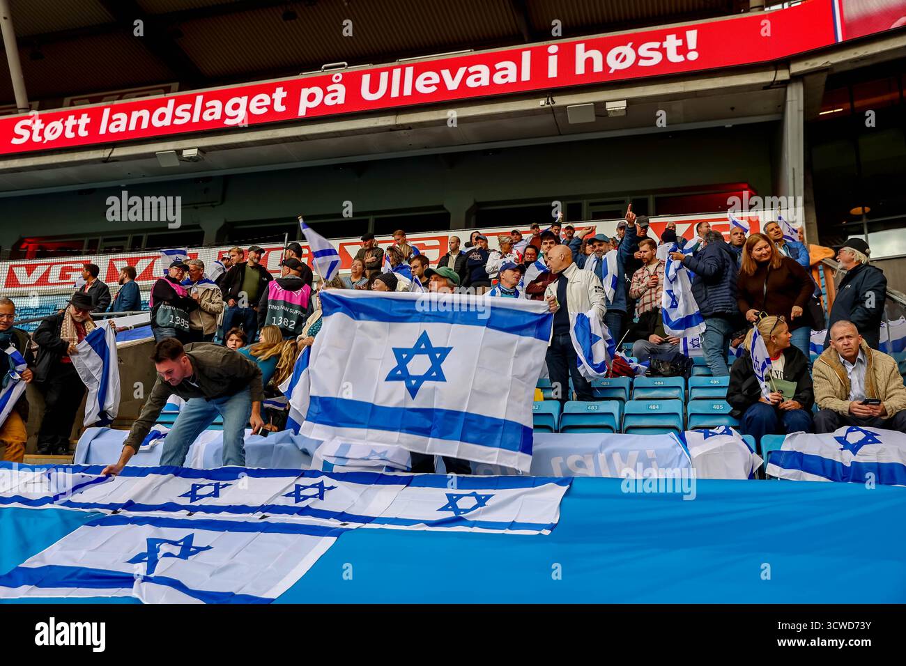 Oslo, Norvegia, 11 ottobre 2025. Tifosi israeliani prima della partita di qualificazione al campionato del mondo tra Norvegia e Israele allo stadio Ullevål di Oslo. Crediti: Frode Arnesen/Alamy Live News Foto Stock