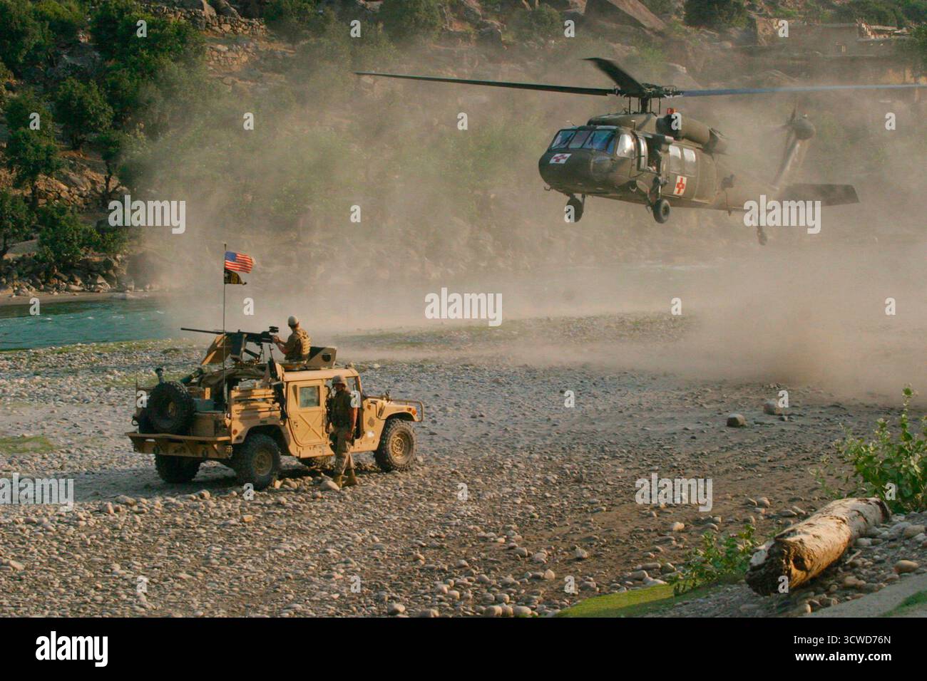 CAMP BLESSING, AFGHANISTAN - 25 giugno 2004 - i Marines statunitensi con il 1° plotone, la compagnia Kilo e le forze speciali dell'esercito americano mantengono un perimetro di sicurezza mentre un elicottero UH-60 Black Hawk si solleva per un'evacuazione medica a sud di Camp Blessing, Afghanistan - foto: Geopix/USMC/Justin Mason Foto Stock