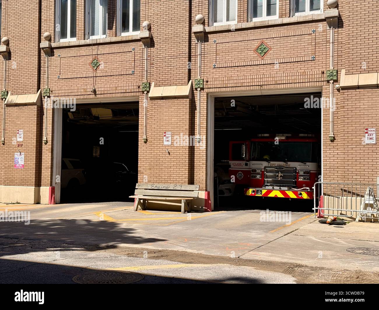 Stazione dei vigili del fuoco di New Orleans con camion parcheggiato all'interno - Immagine stock catturata con smartphone
