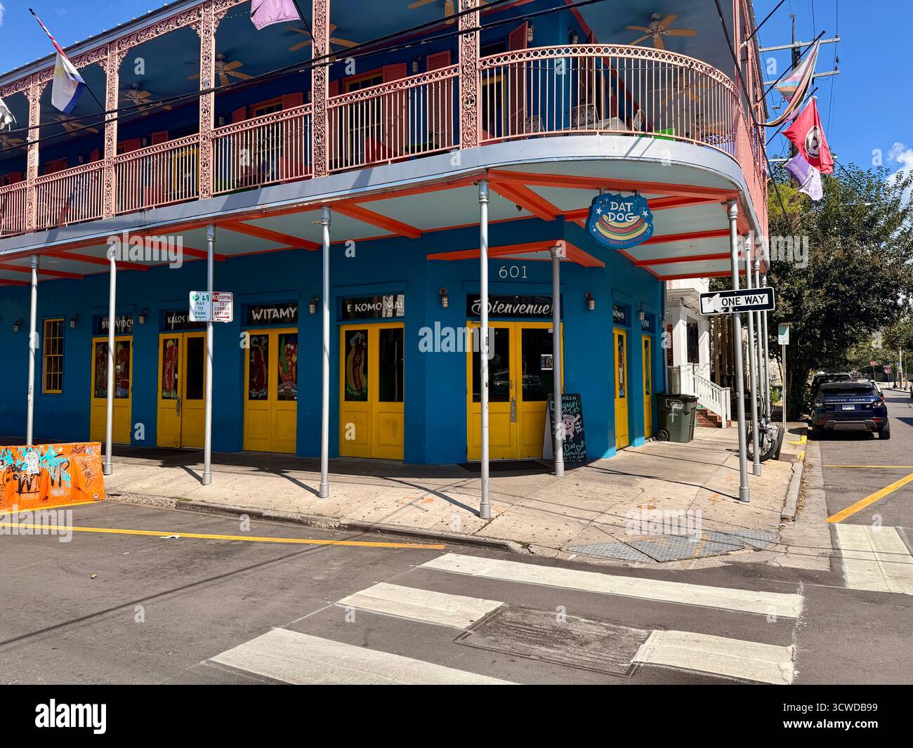 Facciata colorata del ristorante DAT Dog in Frenchmen Street, New Orleans - Immagine stock catturata con smartphone
