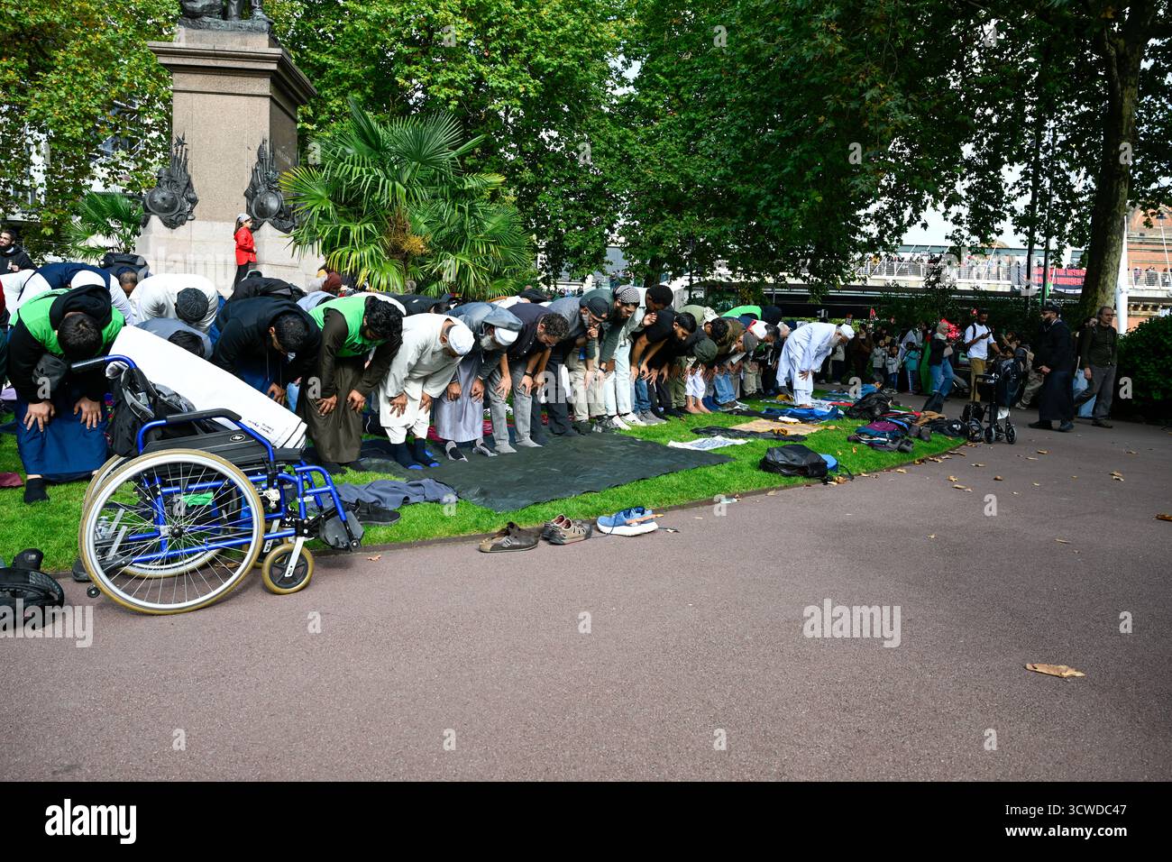 Londra, Regno Unito, 11 ottobre 2025: Decine di migliaia di manifestanti hanno marciato per le strade di Londra contro il continuo crsis di Gaza, Monkey Butler Images / Alamy Live News Foto Stock