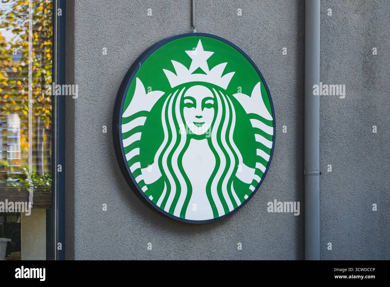 Logo Starbucks Coffee House all'ingresso del caffè Foto Stock