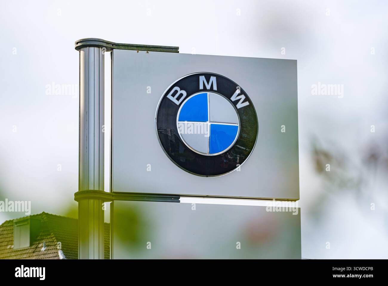 Logo del produttore di auto BMW al di fuori di una concessionaria Foto Stock