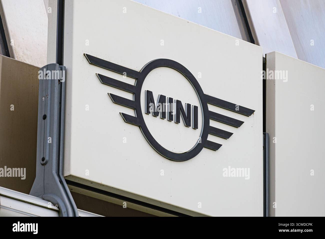 MINI, logo del produttore di auto all'ingresso di una concessionaria Foto Stock