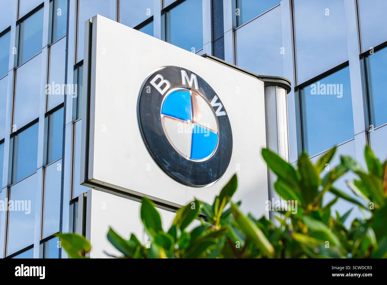 Logo del produttore di auto BMW al di fuori di una concessionaria Foto Stock