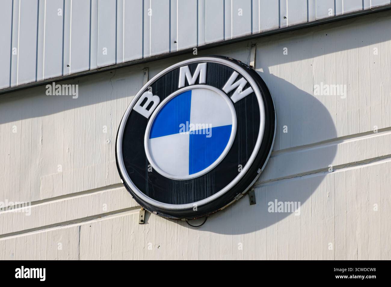 Logo del produttore di auto BMW al di fuori di una concessionaria Foto Stock