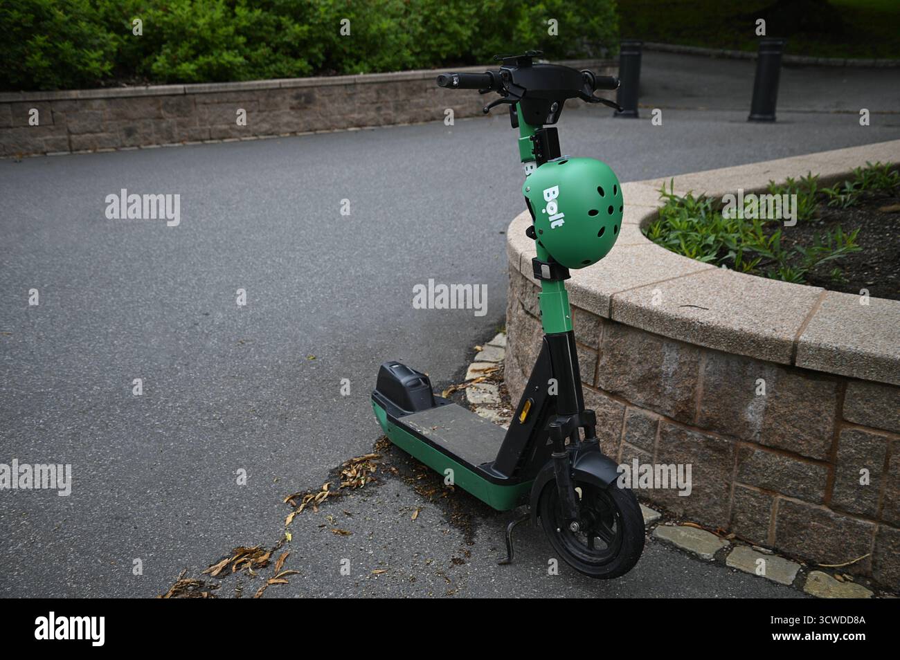 Scooter ecologico con casco a Dronningparken, il Parco della Regina di Oslo in Norvegia. Foto Stock