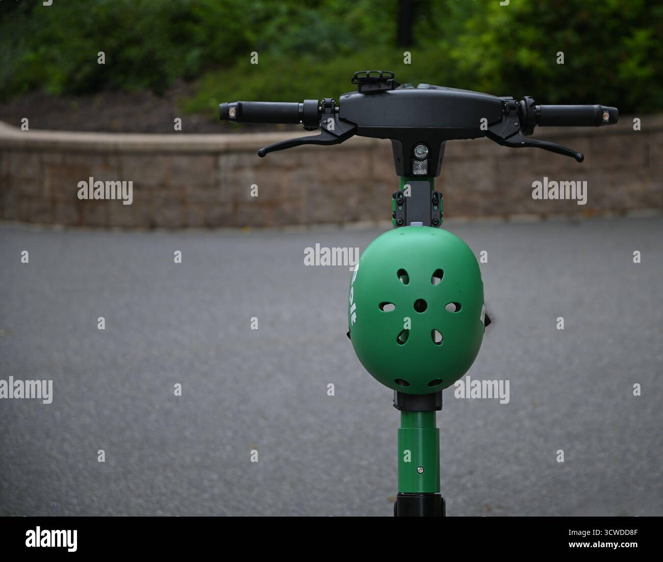 Scooter ecologico con casco a Dronningparken, il Parco della Regina di Oslo in Norvegia. Foto Stock