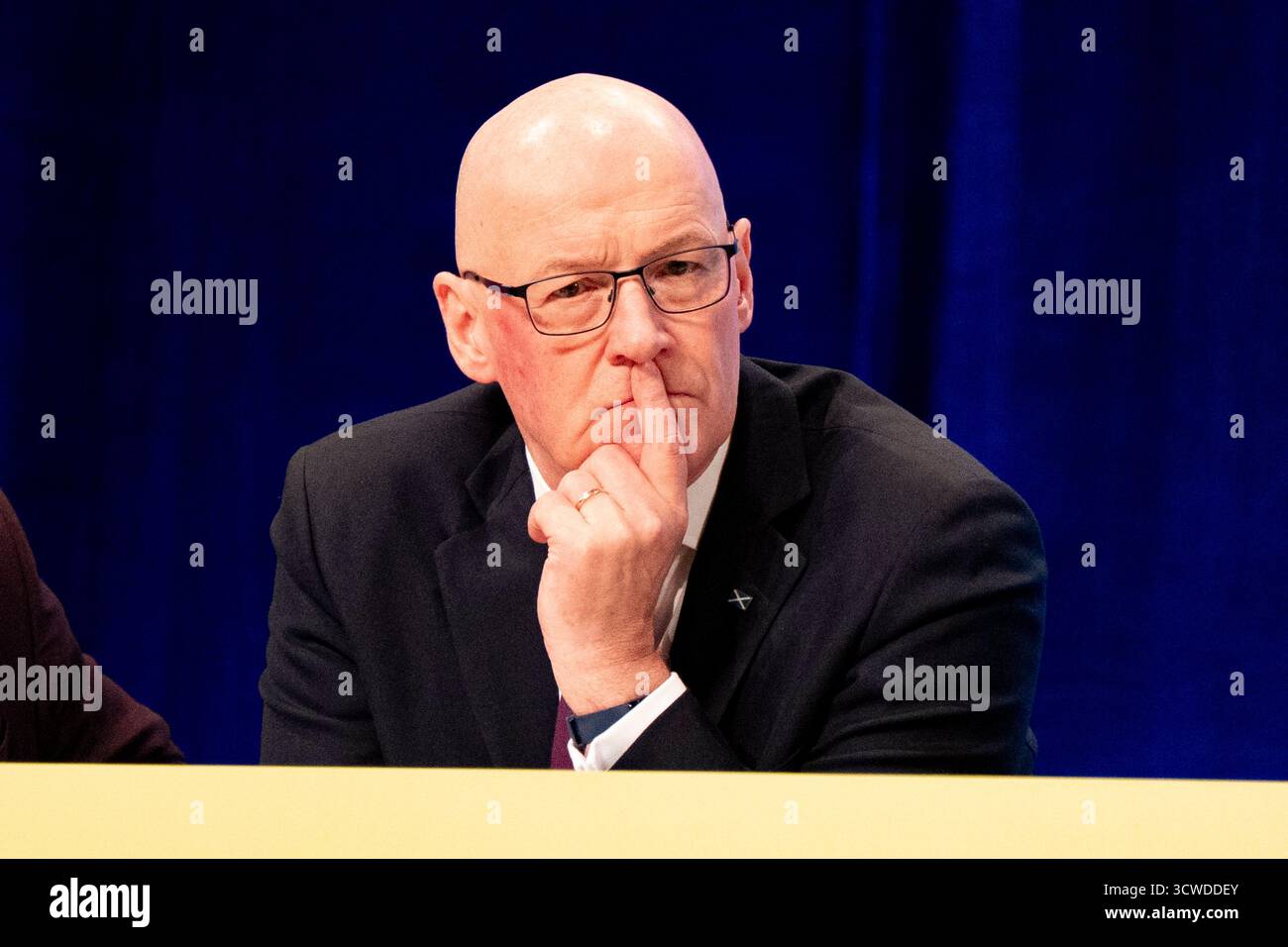 Aberdeen, Scozia, Regno Unito. 11 ottobre 2025. Primo giorno della Conferenza annuale SNP ad Aberdeen, Scozia. I delegati discutono la risoluzione 6 sul modo migliore per vincere l'indipendenza. La mozione è stata presentata da John Swinney e approvata. Fig.: John Swinney sembra penoso. Iain Masterton/Alamy Live News. Foto Stock