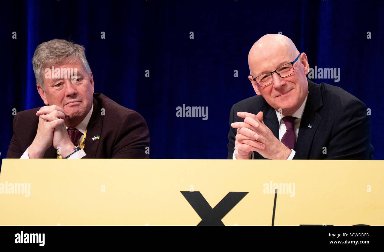 Aberdeen, Scozia, Regno Unito. 11 ottobre 2025. Primo giorno della Conferenza annuale SNP ad Aberdeen, Scozia. I delegati discutono la risoluzione 6 sul modo migliore per vincere l'indipendenza. La mozione è stata presentata da John Swinney e approvata. Fig.: Keith Brown MSP (L) e John Swinney. Iain Masterton/Alamy Live News. Foto Stock