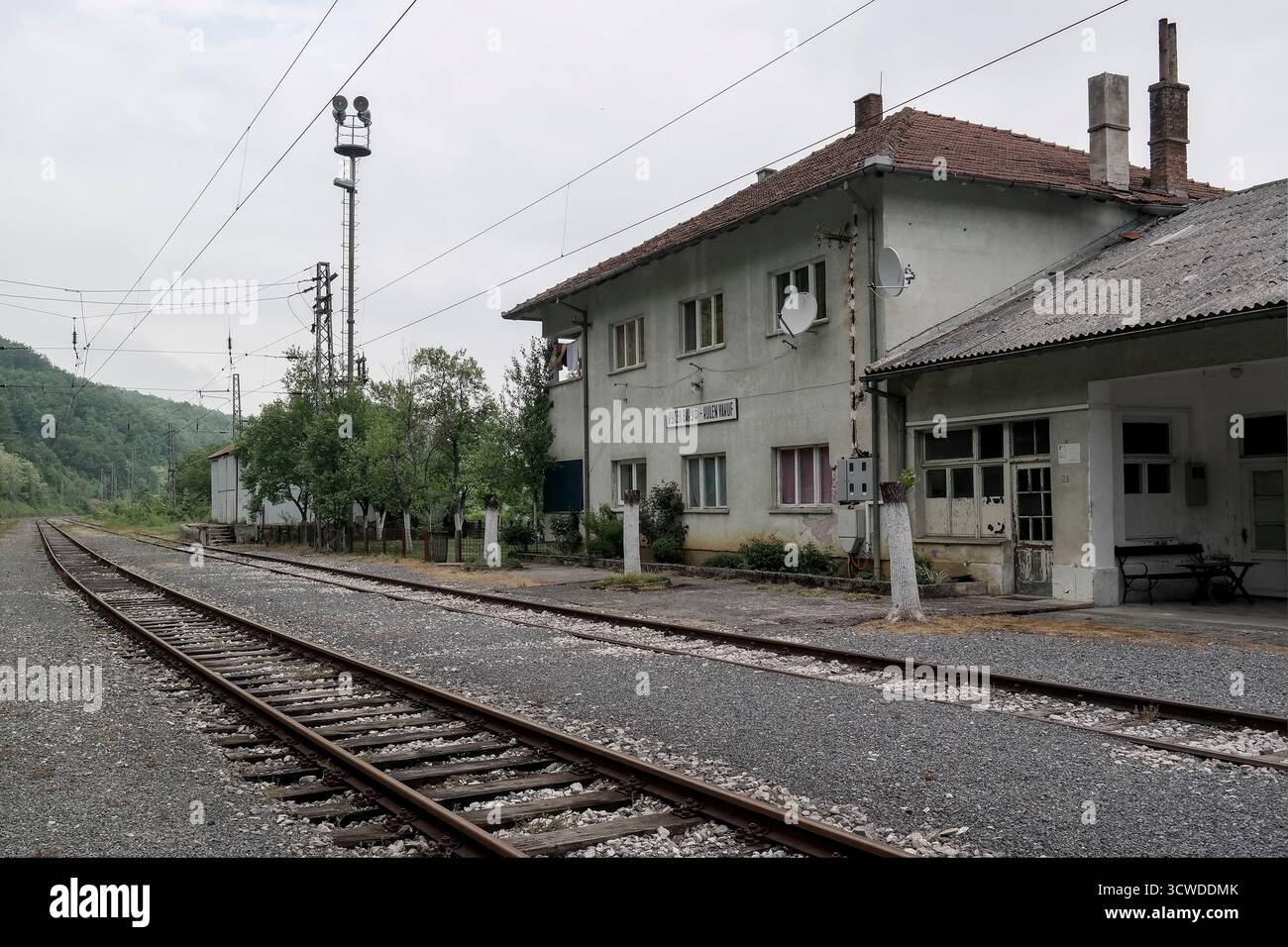 Bosnia-Erzegovina, Bihać (Mun.), Kulen Vakuf: Stazione ferroviaria di Kulen Vakuf ('Željeznička stanica Kulen Vakuf') Foto Stock