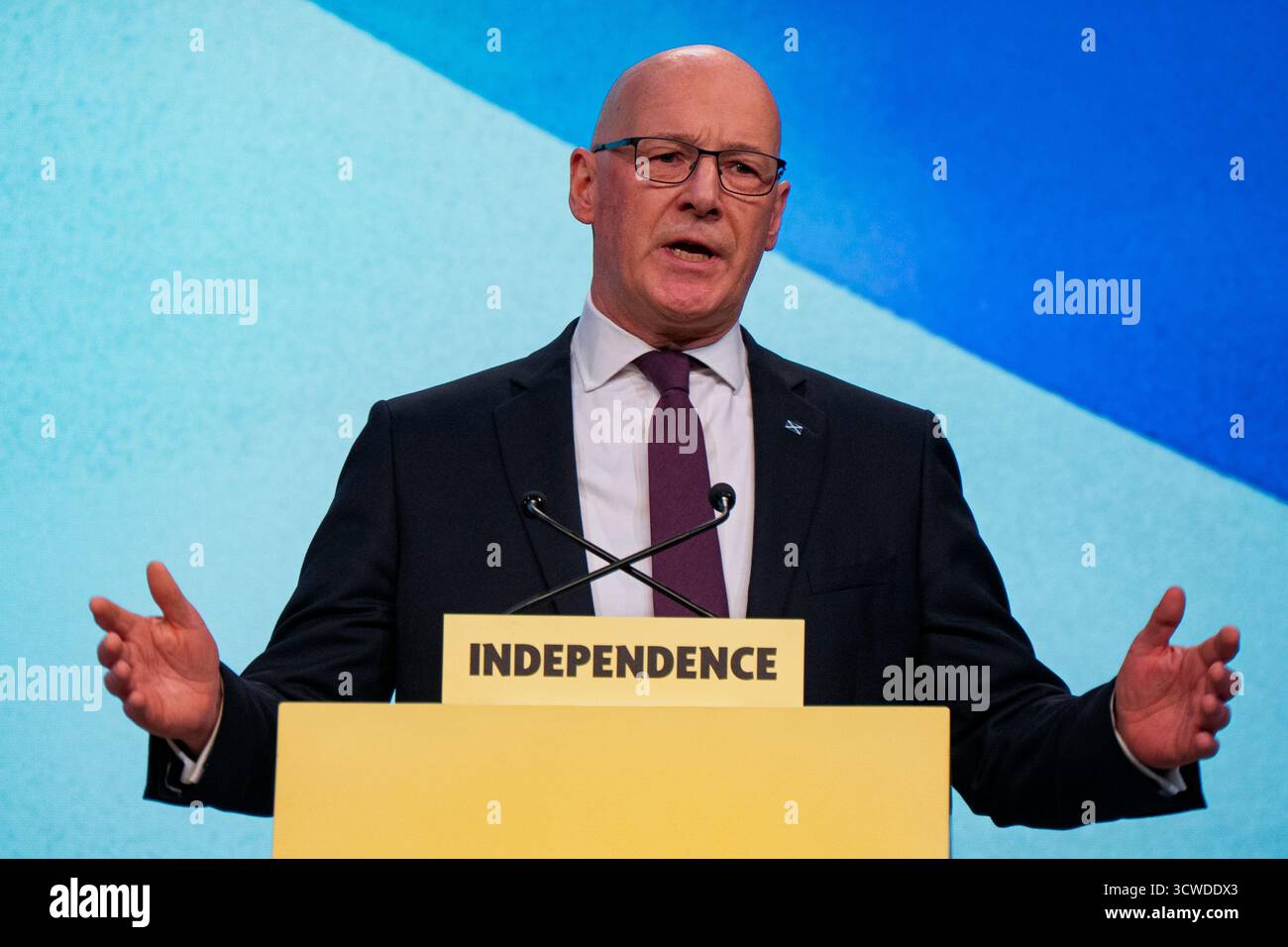 Aberdeen, Scozia, Regno Unito. 11 ottobre 2025. Primo giorno della Conferenza annuale SNP ad Aberdeen, Scozia. I delegati discutono la risoluzione 6 sul modo migliore per vincere l'indipendenza. La mozione è stata presentata da John Swinney e approvata. Fig.: Discorso di John Swinney a sostegno della sua risoluzione 6. Iain Masterton/Alamy Live News. Foto Stock