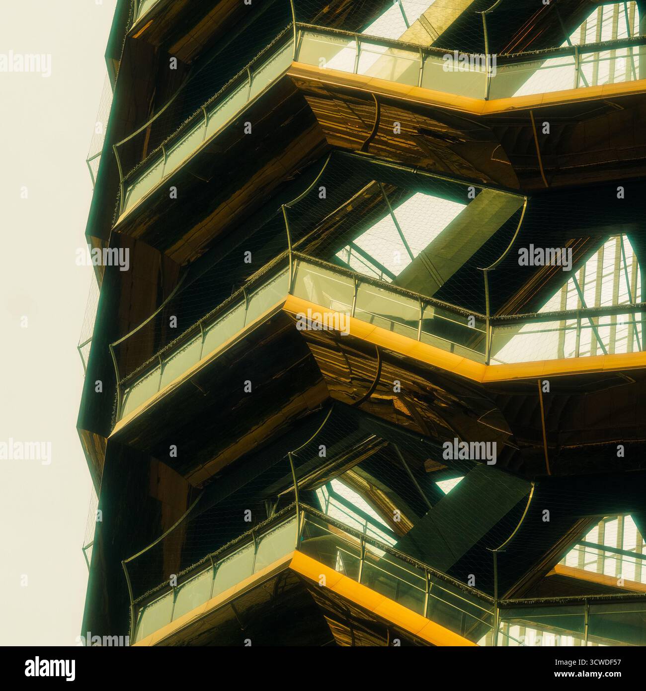 Primo piano astratto di una moderna struttura architettonica con linee geometriche e balconi stratificati alla luce calda del sole Foto Stock