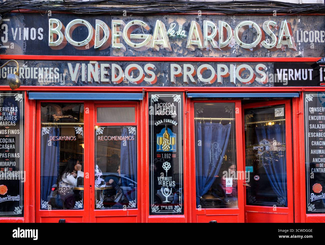 La Bodega de la Ardosa, le famose tapas antiche e il wine bar nel quartiere Malasaña / Chueca nel centro di Madrid, Spagna Foto Stock