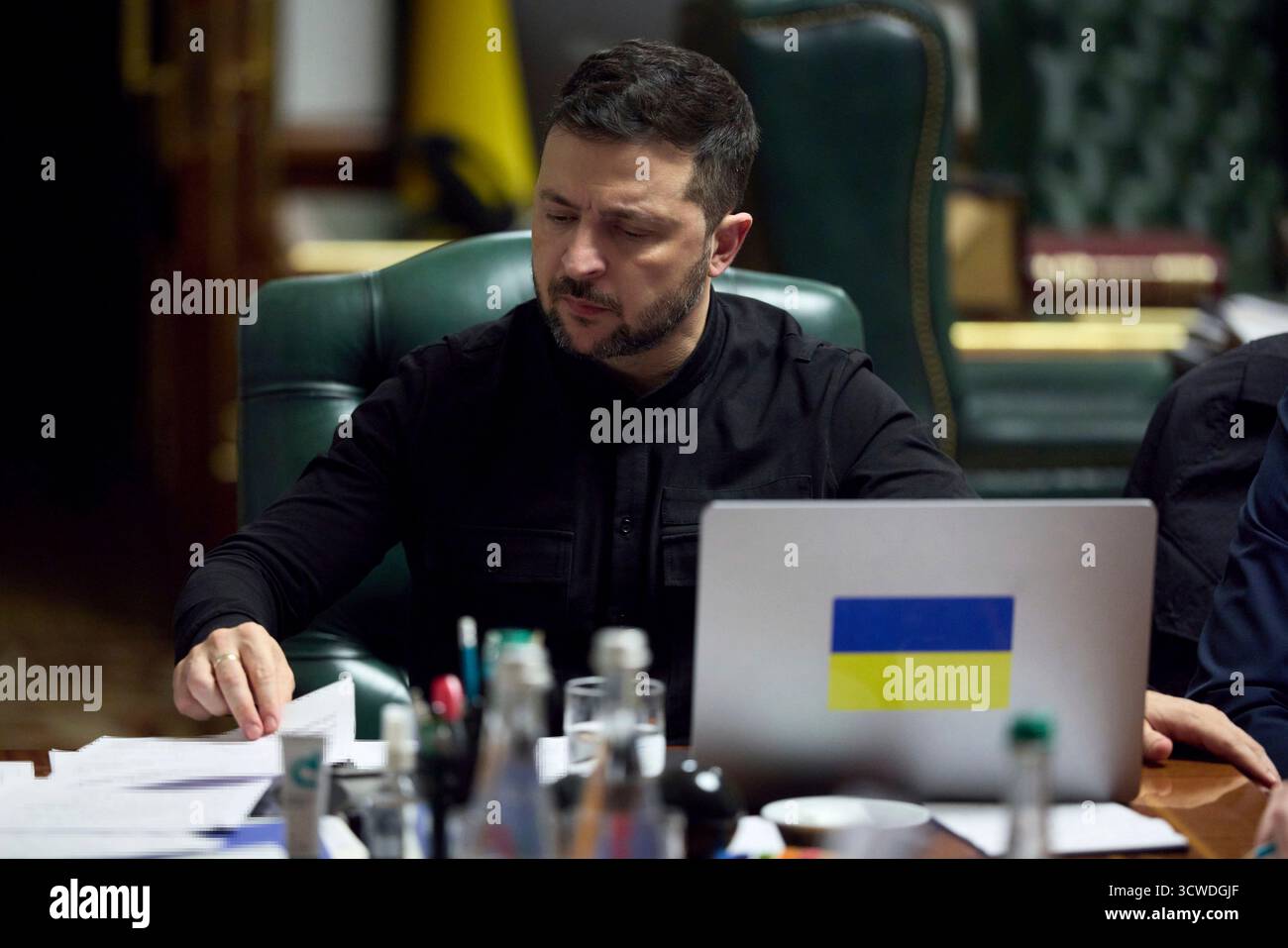 Kiev, Ucraina. 10 ottobre 2025. Il presidente ucraino Volodymyr Zelenskyy, ascolta durante una telefonata privata con il primo ministro britannico Keir Starmer dal Palazzo Mariinsky, 10 ottobre 2025 a Kiev, Ucraina. Credito: Presidenza Ucraina/Ufficio stampa presidenziale ucraino/Alamy Live News Foto Stock