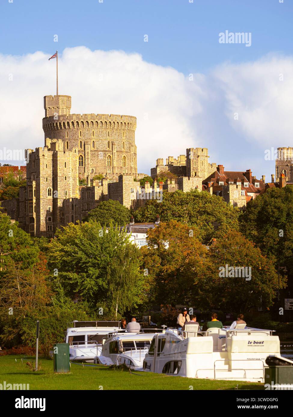 Barche sui fiumi Brocas, Eton, Windsor, Tamigi e Castello di Windsor, Berkshire, Inghilterra, Regno Unito, Gran Bretagna. Foto Stock