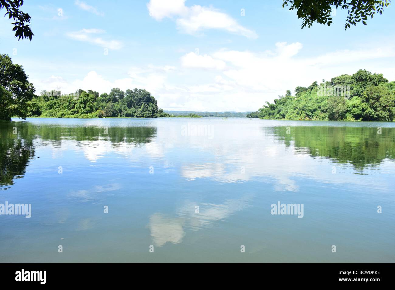 Lago Kaptai a Rangamati: Splendido lago artificiale circondato dalle colline e dalla bellezza naturale del Bangladesh Foto Stock