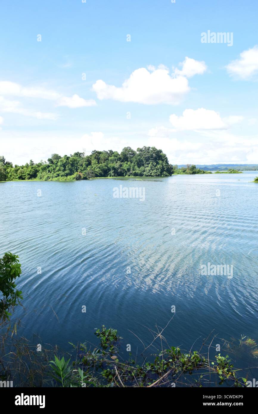 Lago Kaptai a Rangamati: Splendido lago artificiale circondato dalle colline e dalla bellezza naturale del Bangladesh Foto Stock