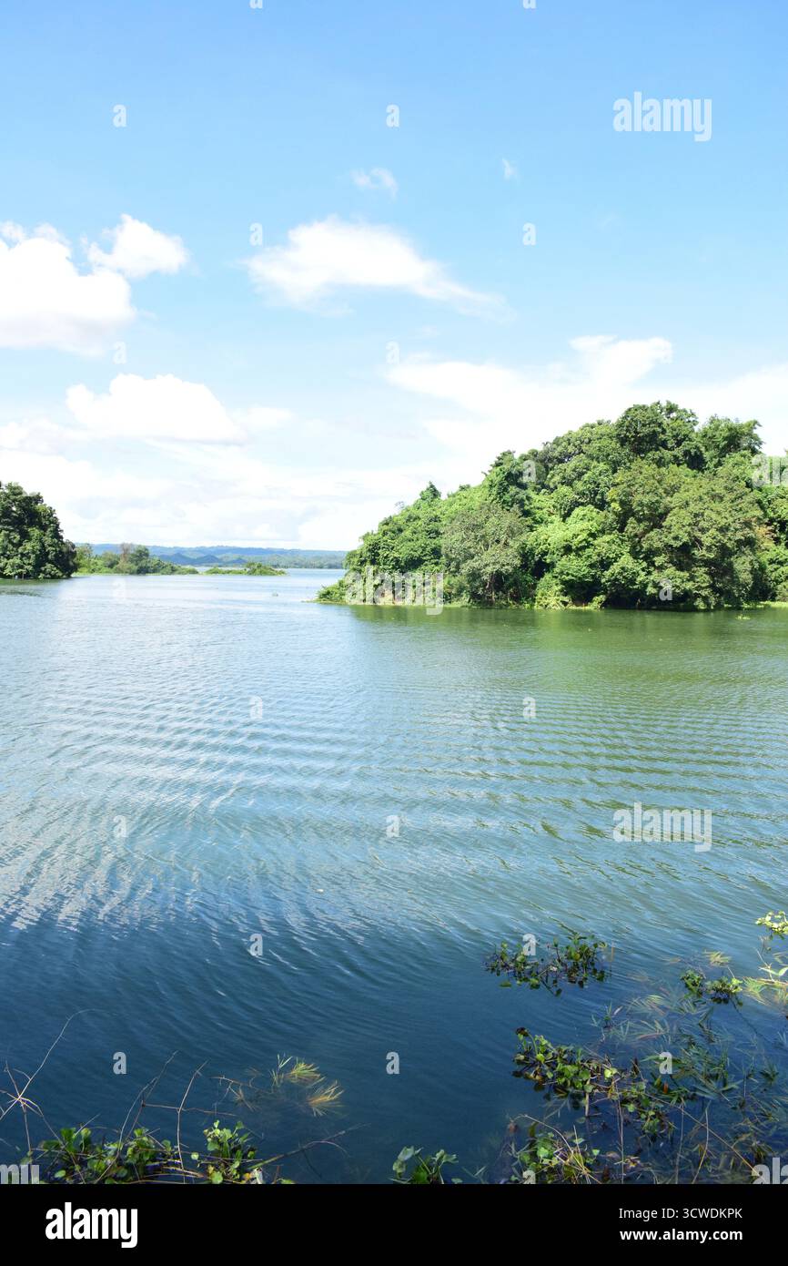 Lago Kaptai a Rangamati: Splendido lago artificiale circondato dalle colline e dalla bellezza naturale del Bangladesh Foto Stock