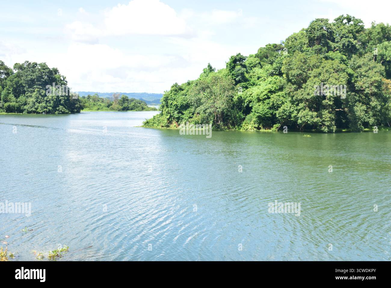 Lago Kaptai a Rangamati: Splendido lago artificiale circondato dalle colline e dalla bellezza naturale del Bangladesh Foto Stock