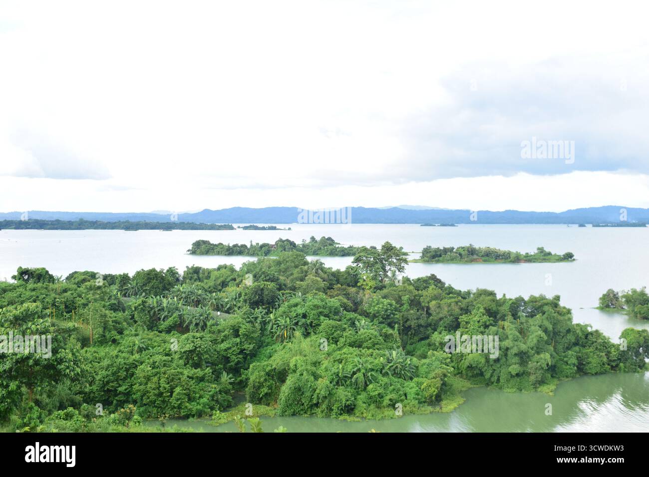 Lago Kaptai a Rangamati: Splendido lago artificiale circondato dalle colline e dalla bellezza naturale del Bangladesh Foto Stock