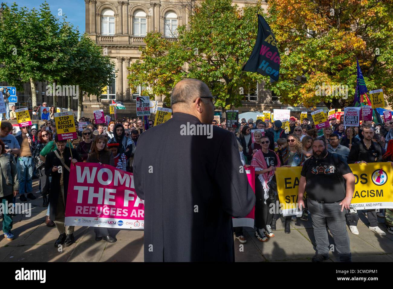 11 ottobre 2025. Oltre 3000 persone marciarono attraverso Leeds come parte dell'anti-razzismo anti-fascismo contro l'antisemitismo marcia pacifica attraverso il centro della città. Facendo eco alla battaglia di Holbeck del 1935, quando il leader dell'Unione britannica dei fascisti Oswald Mosley tentò di tenere una manifestazione di 1000 camicie nere a Leeds. C'era un piccolo gruppo di sostenitori di Tommy Robinson, ma solo un arresto - un uomo con un cartello di cartone "Palestine Action”. Foto Stock