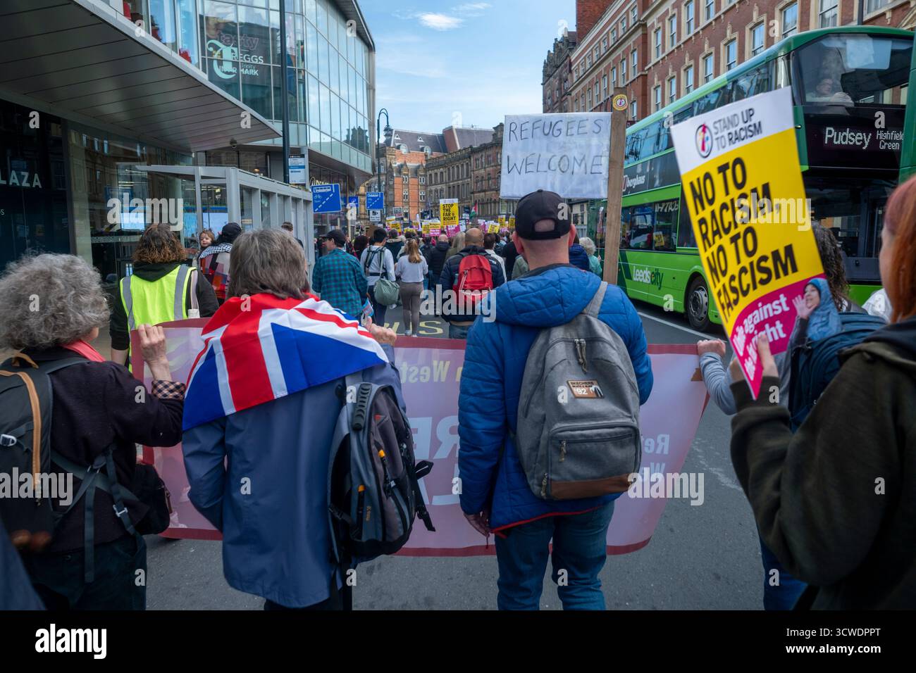 11 ottobre 2025. Oltre 3000 persone marciarono attraverso Leeds come parte dell'anti-razzismo anti-fascismo contro l'antisemitismo marcia pacifica attraverso il centro della città. Facendo eco alla battaglia di Holbeck del 1935, quando il leader dell'Unione britannica dei fascisti Oswald Mosley tentò di tenere una manifestazione di 1000 camicie nere a Leeds. C'era un piccolo gruppo di sostenitori di Tommy Robinson, ma solo un arresto - un uomo con un cartello di cartone "Palestine Action”. Foto Stock