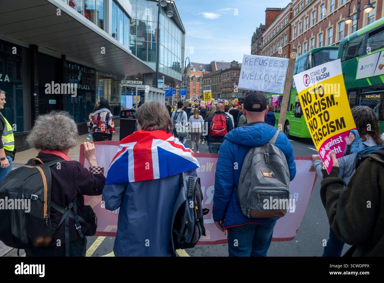 11 ottobre 2025. Oltre 3000 persone marciarono attraverso Leeds come parte dell'anti-razzismo anti-fascismo contro l'antisemitismo marcia pacifica attraverso il centro della città. Facendo eco alla battaglia di Holbeck del 1935, quando il leader dell'Unione britannica dei fascisti Oswald Mosley tentò di tenere una manifestazione di 1000 camicie nere a Leeds. C'era un piccolo gruppo di sostenitori di Tommy Robinson, ma solo un arresto - un uomo con un cartello di cartone "Palestine Action”. Foto Stock