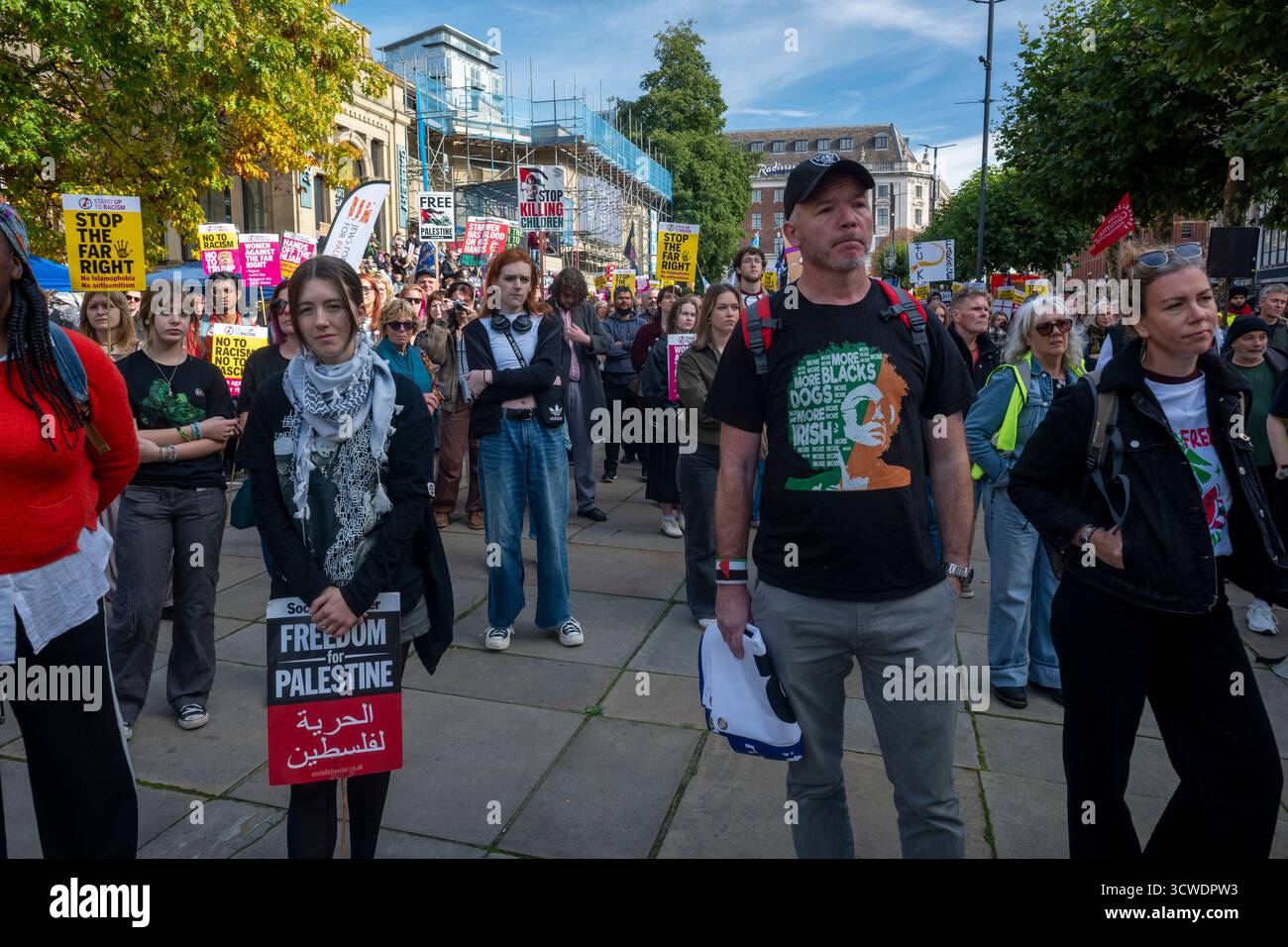 11 ottobre 2025. Oltre 3000 persone marciarono attraverso Leeds come parte dell'anti-razzismo anti-fascismo contro l'antisemitismo marcia pacifica attraverso il centro della città. Facendo eco alla battaglia di Holbeck del 1935, quando il leader dell'Unione britannica dei fascisti Oswald Mosley tentò di tenere una manifestazione di 1000 camicie nere a Leeds. C'era un piccolo gruppo di sostenitori di Tommy Robinson, ma solo un arresto - un uomo con un cartello di cartone "Palestine Action”. Foto Stock