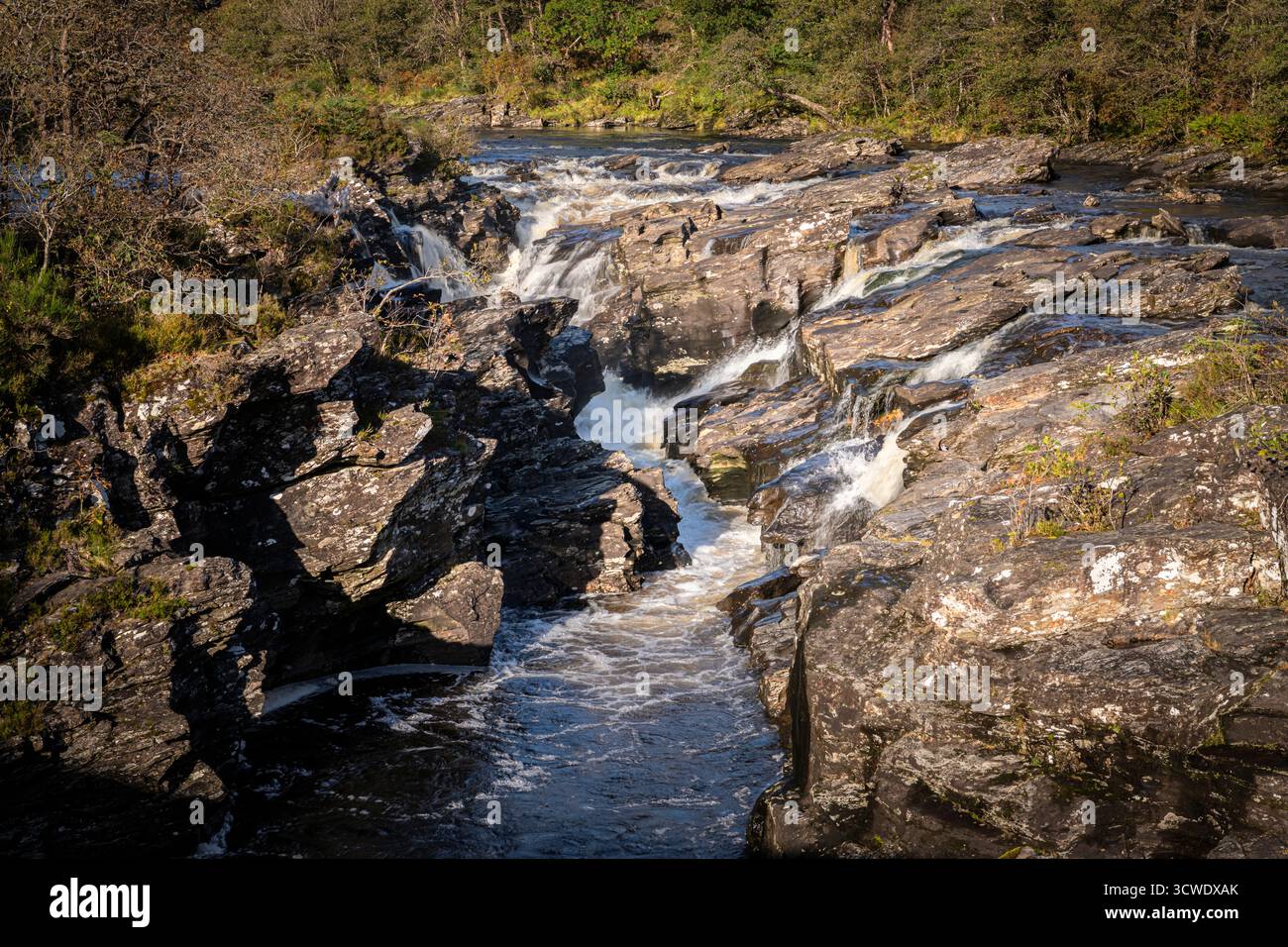 Una luminosa immagine autunnale HDR della cascata EAS Urchaidh a Glen Orchy, sulla strada per Loch Awe, Argyle e Bute, in Scozia. 28 settembre 2025 Foto Stock