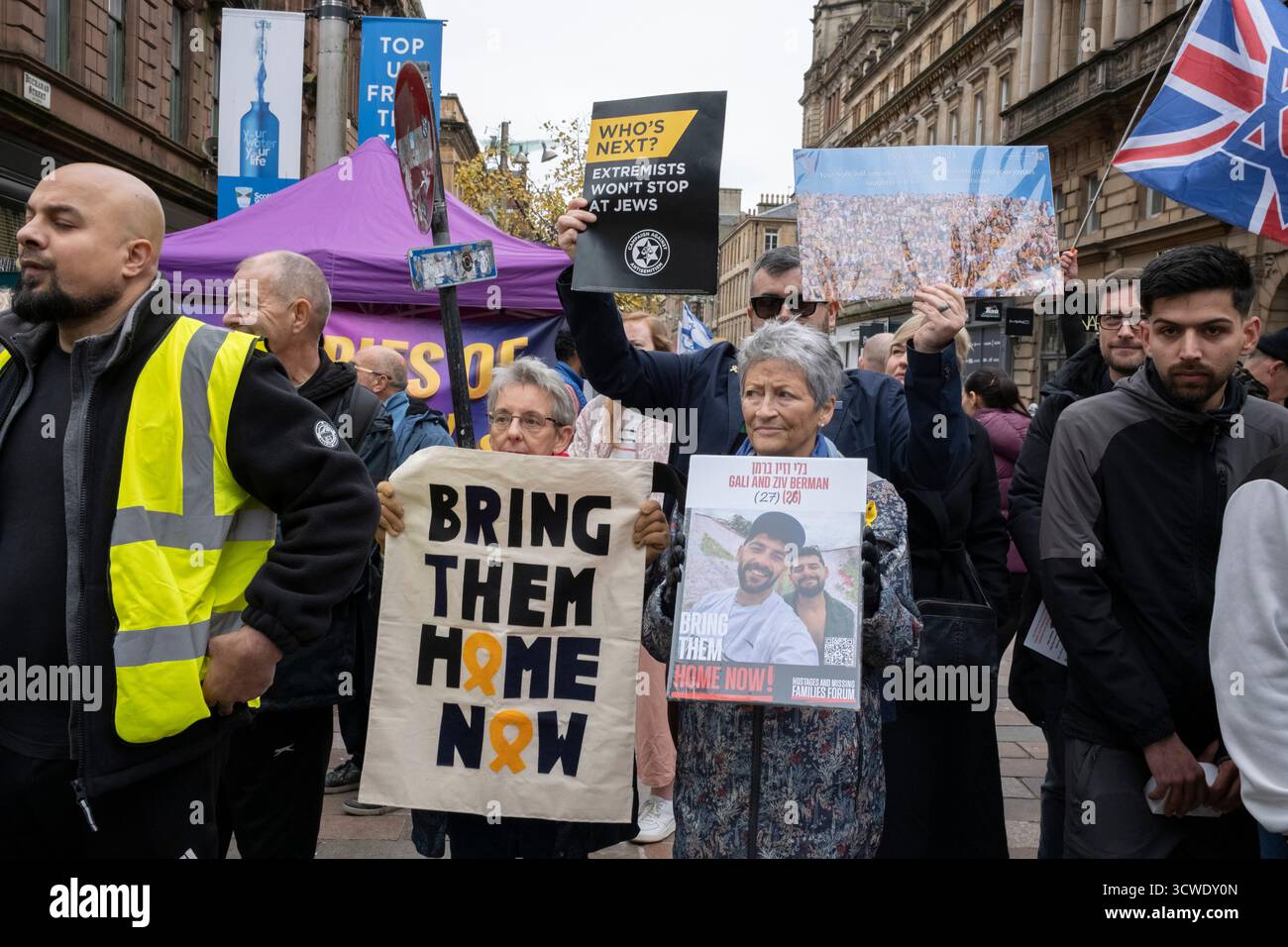 Glasgow, Scozia, 11 ottobre 2025. I sostenitori pro-Israele stanno con cartelli mentre un raduno nazionale pro-Palestina passa attraverso il centro della città, a Glasgow, Scozia, 11 ottobre 2025. Foto: Jeremy Sutton-Hibbert/Alamy Live News. Foto Stock