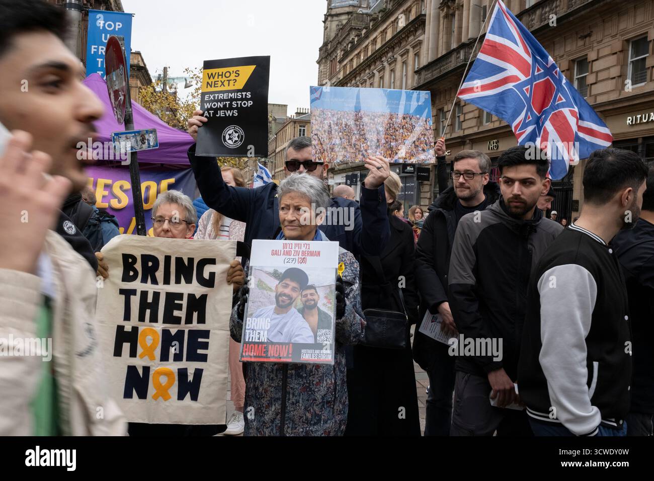 Glasgow, Scozia, 11 ottobre 2025. I sostenitori pro-Israele stanno con cartelli mentre un raduno nazionale pro-Palestina passa attraverso il centro della città, a Glasgow, Scozia, 11 ottobre 2025. Foto: Jeremy Sutton-Hibbert/Alamy Live News. Foto Stock