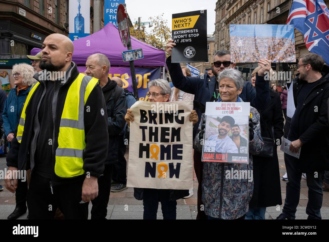 Glasgow, Scozia, 11 ottobre 2025. I sostenitori pro-Israele stanno con cartelli mentre un raduno nazionale pro-Palestina passa attraverso il centro della città, a Glasgow, Scozia, 11 ottobre 2025. Foto: Jeremy Sutton-Hibbert/Alamy Live News. Foto Stock