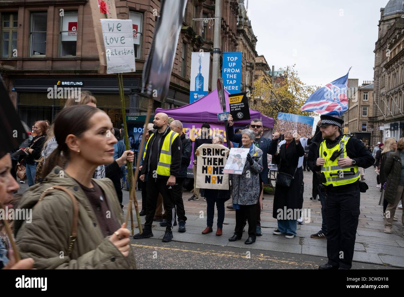 Glasgow, Scozia, 11 ottobre 2025. I sostenitori pro-Israele stanno con cartelli mentre un raduno nazionale pro-Palestina passa attraverso il centro della città, a Glasgow, Scozia, 11 ottobre 2025. Foto: Jeremy Sutton-Hibbert/Alamy Live News. Foto Stock